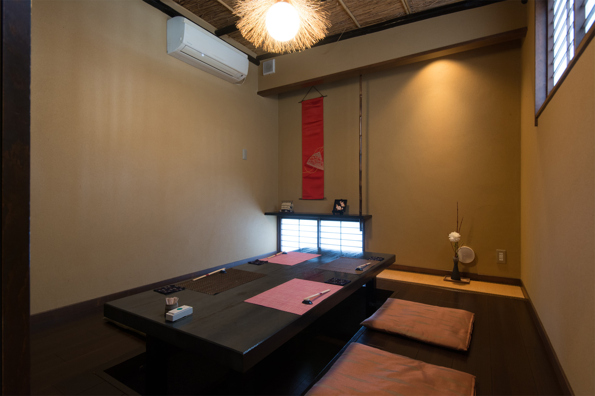 掘りごたつ式テーブル席の画像